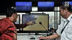 Direktur Operasional dan Sistem Informasi PT Pelindo II/IPC Prasetyadi (kiri) menjelaskan sistem kerja Vessel Traffic System (VTS) di Kantor IPC, Tanjung Priok, Jakarta, Senin (21/1). IPC menerapkan sistem VTS dan VMS. (Merdeka.com/Iqbal Nugroho)