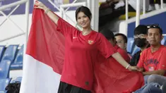 Bintang film asal Jepang, Maria Ozawa, memberikan dukungan untuk Timnas Indonesia U-22 saat melawan Thailand pada SEA Games 2019 di Stadion Rizal Memorial, Manila, Selasa (26/11). Indonesia menang 2-0 atas Thailand. (Bola.com/M Iqbal Ichsan)