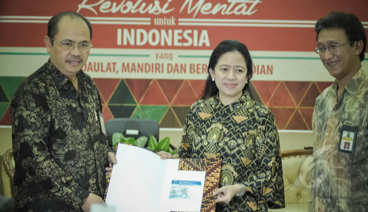 Menko Bidang Pembangunan Manusia Dan Kebudayaan, (PMK) Puan Maharani (tengah) ketika menyerahkan surat pemberitahuan tahunan (SPT) pajak penghasilan di Kantor Kementerian PMK, Jakarta, Kamis (26/3/2015). (Liputan6.com/Faizal Fanani)