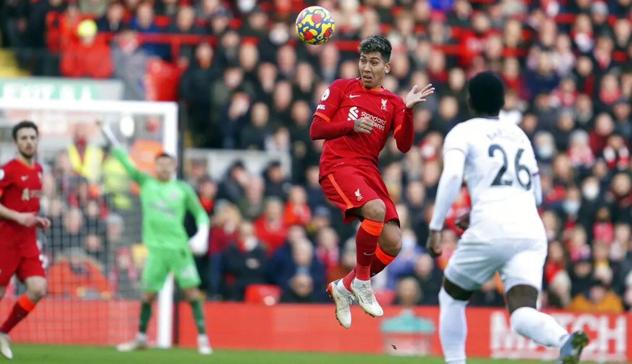 Pemain Liverpool Roberto Firmino melompat untuk menyundul bola saat melawan Brentford pada pertandingan sepak bola Liga Inggris di Anfield, Liverpool, Inggris, 16 Januari 2022. Liverpool menang 3-0. (AP Photo/Jon Super)