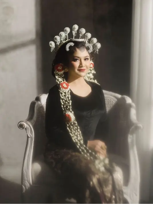 Lahir di Bali, 4 Maret 2000, Mahalini cantik berkebaya Jawa dengan kebaya warna hitam dipadukan kain lilit. Lengkap dengan sanggul khas perempuan Jawa dilengkapi kembang goyang dan melati. (@mahaliniraharja)