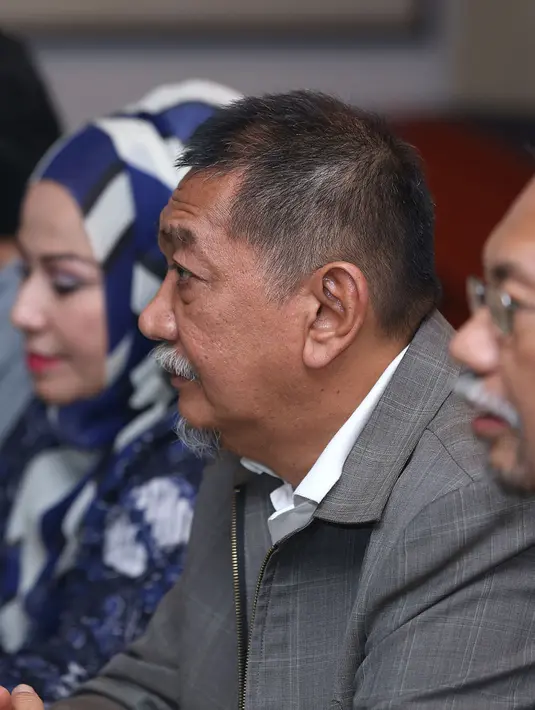 Dengan adanya kehadiran Wedding Organizer (WO), Deddy bersyukur karena jasa mereka membantu keluarga dalam persiapan pernikahan putranya itu. (Galih W. Satria/Bintang.com)