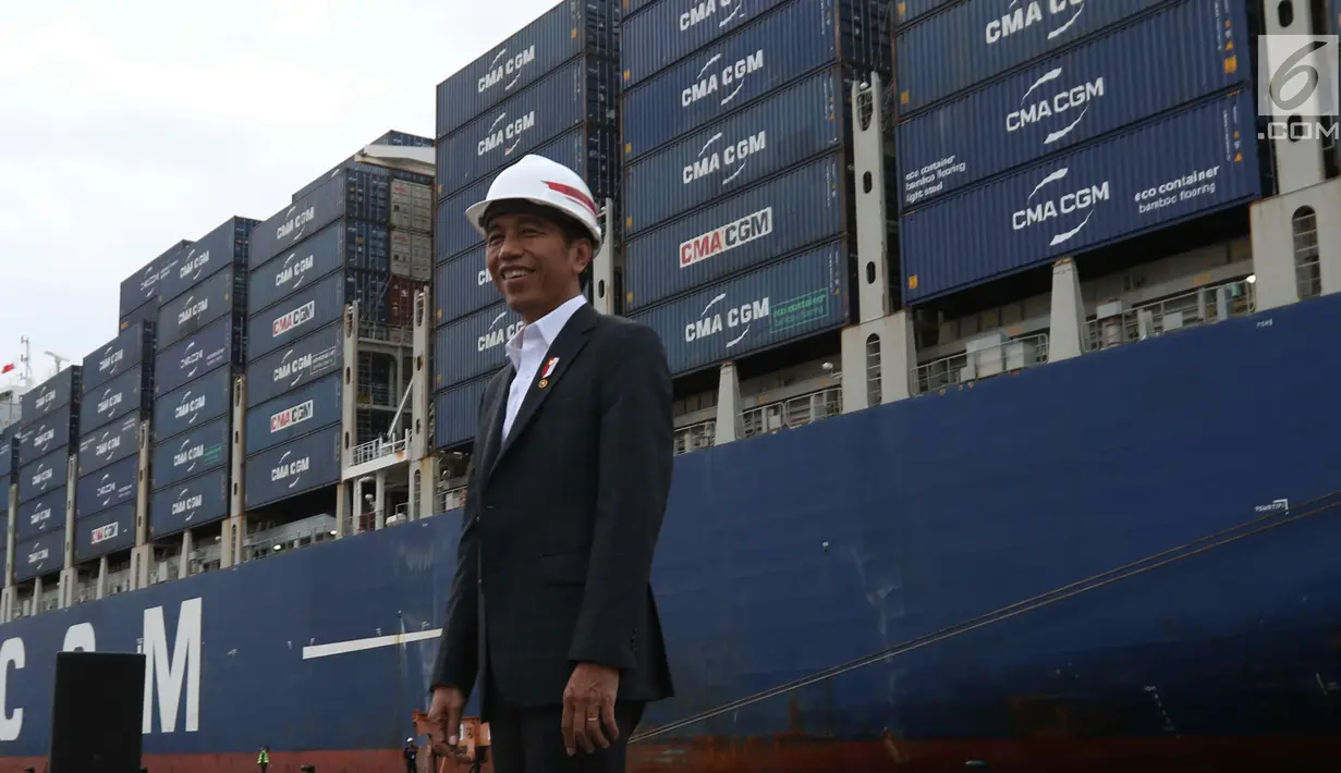 Senyum Presiden Joko Widodo atau Jokowi saat melepas ekspor produk manufaktur ke Amerika Serikat (AS) dari Pelabuhan Tanjung Priok, Jakarta, Selasa (15/5). Pelepasan ini untuk membuktikan perekonomian berjalan baik. (Liputan6.com/Angga Yuniar)