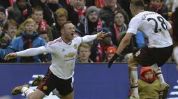 Pemain Manchester United, Wayne Rooney (kiri) merayakan gol yang dicetaknya saat laga melawan Liverpool di Stadion Anfield, Liverpool, (17/1/ 2016). (AFP Photo/Paul Ellis)