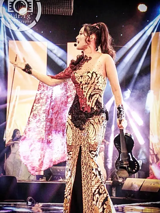 Bukan hanya jago bermain biola, dara kelahiran Blora ini juga  piawai dalam memainkan sejumlah alat musik seperti gitar dan piano. (Liputan6.com/IG/@taraadia)