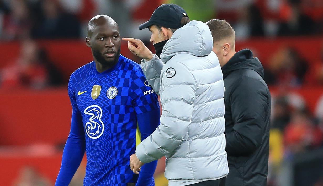 Romelu Lukaku. Striker Belgia berusia 29 tahun yang didatangkan kembali oleh Chelsea pada awal musim 2021/2022 dari Inter Milan setelah sempat jadi milik Chelsea pada awal musim 2011/2012 namun akhirnya lebih banyak dipinjamkan ke beberapa klub ini nyatanya tampil tak sesuai harapan di periode keduanya berseragam Chelsea. Nilai transfer sebesar 113 juta euro seakan sia-sia bagi chelsea dimana ia hanya mencetak 8 gol di Liga Inggris dari 26 laga. Ia pun telah bersiap hengkang dari Chelsea untuk kembali ke Inter Milan pada musim 2022/2023 dengan status pinjaman meski harus memangkas gajinya. (AFP/Lindsey Parnaby)