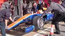 Rio Haryanto berada di dalam mobil F1 Manor Racing bernomor 88 saat tes pramusim di Sirkuit Catalunya, Barcelona, Spanyol, Kamis (24/2/2016). (Bola.com/Twitter)
