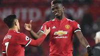 Paul Pogba (kanan) dan Alexis Sanchez dinilai gagal memenuhi harapan pemain MU (Paul ELLIS / AFP)