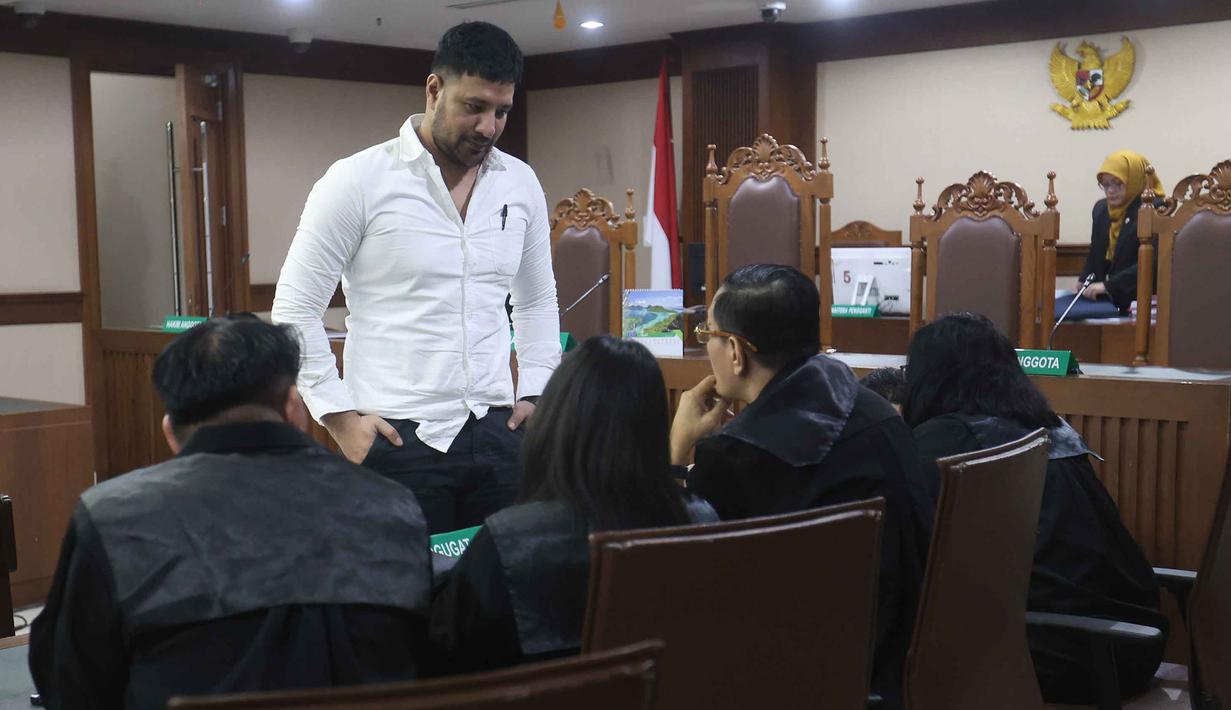 Ammar Zoni dinilai memiliki peran signifikan dalam kasus ini, sehingga tuntutannya menjadi yang paling tinggi dibandingkan terdakwa lainnya dalam berkas perkara yang sama. Tampak dalam foto, pesohor, Muhammad Ammar Akbar alias Ammar Zoni (berdiri), saat mengikuti sidang lanjutan terkait kasus peredaran narkotika di lingkungan Rutan Salemba, Pengadilan Negeri Jakarta Pusat, Kamis (12/3/2026). (Kapanlagi.com/Budy Santoso)