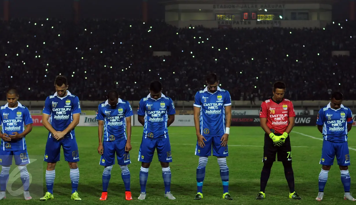 Sejumlah pemain Persib menundukkan kepala jelang laga melawan Persebaya United di laga Grup A Piala Presiden 2015 di Stadion Si Jalak Harupat, Bandung, Minggu (6/9/2015). Pemain Persib berdoa untuk alm ayahanda Atep. (Liputan6.com/Helmi Fithriansyah)