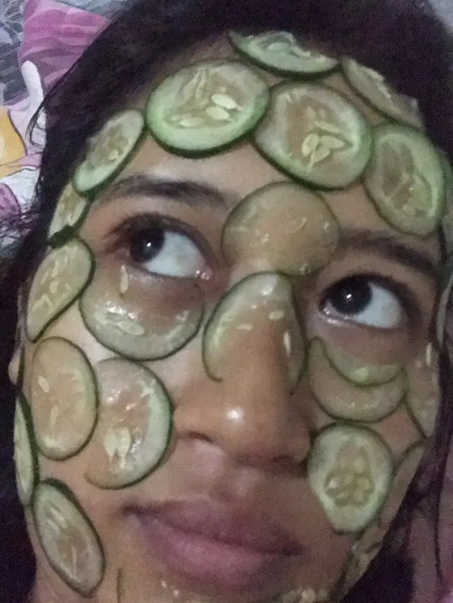 6 Potret Nyeleneh Orang Pakai Masker Timun Ini Bikin Tepuk Jidat