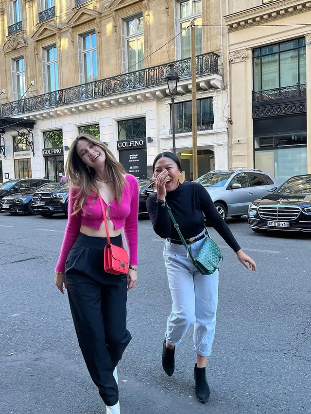 FOTO: Gaya Santai Luna Maya di Jalanan Kota Paris
