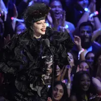 Lady Gaga menerima penghargaan artis tahun ini dalam MTV Video Music Awards pada hari Minggu, 7 September 2025, di UBS Arena di Elmont, New York. (Foto oleh Charles Sykes/Invision/AP)