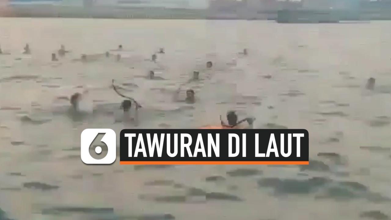 VIDEO: Viral Tawuran dengan Senjata Tajam di Laut