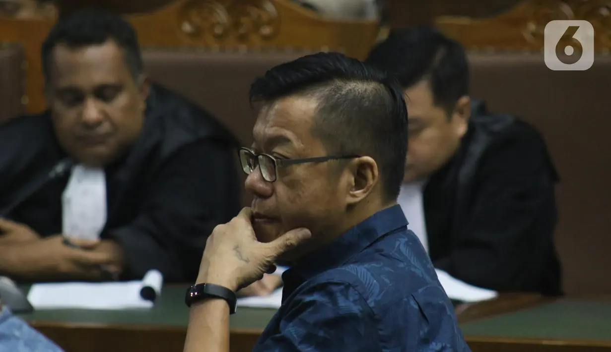Komisaris PT Manbers Jaya Mandiri, David Manibui saat menjalani sidang dakwaan di Pengadilan Tipikor Jakarta, Rabu (20/11/2019). David Manibui didakwa terlibat dalam kasus dugaan suap pekerjaan peningkatan jalan Kemiri-Depapre TA 2015. (Liputan6.com/Helmi Fithriansyah)