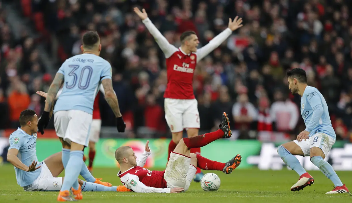 Bek Manchester City, Danilo, menjatuhkan gelandang Arsenal, Jack Wilshere, pada final Piala Liga di Stadion Wembley, London, Minggu (25/2/2018). City menang 3-0 atas Arsenal. (AFP/Adrian Dennis)