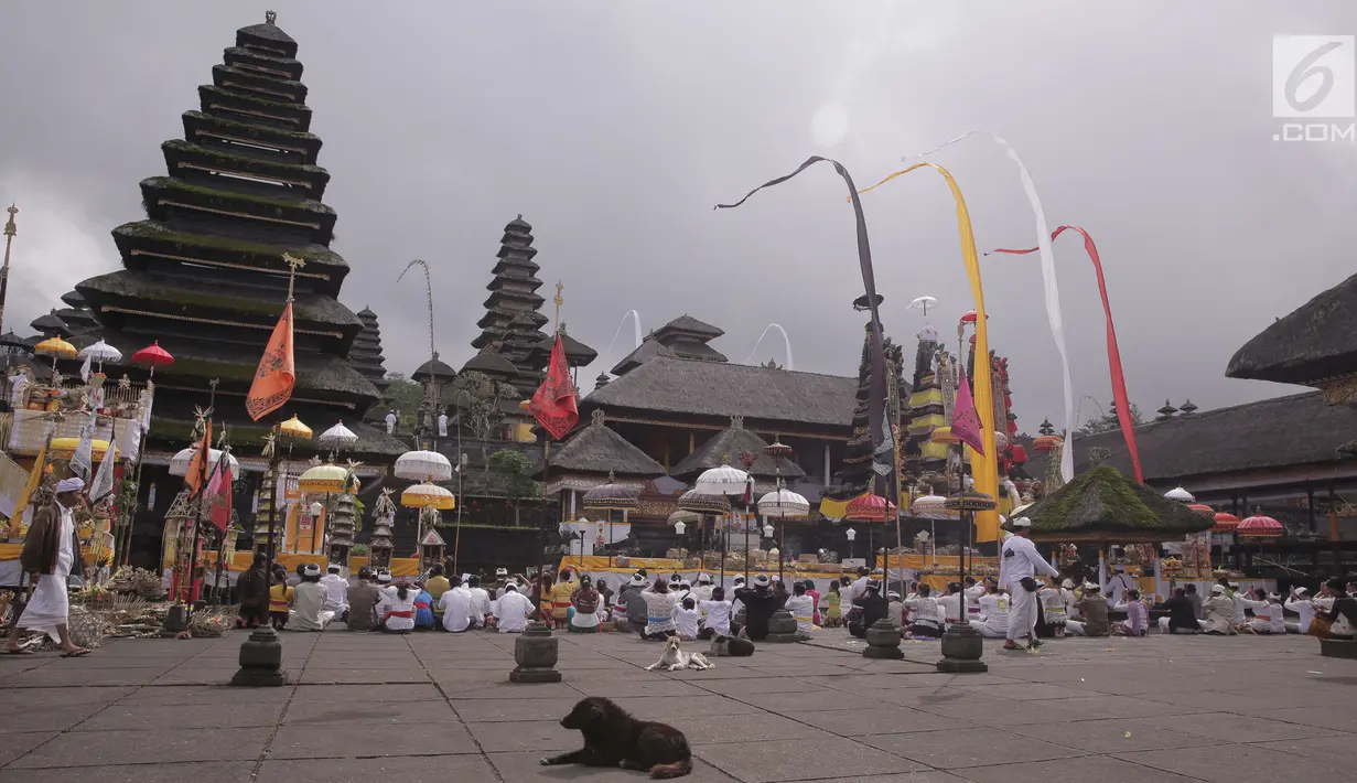 Umat Hindu menggelar upacara Purnama Kapat di Pura Besakih, Karangasem, Bali, Kamis (5/10). Pura Besakih di Desa Besakih ditetapkan dalam zona KRB II karena berjarak sekitar sembilan kilometer dari puncak kawah Gunung Agung. (Liputan6.com/Gempur M Surya)