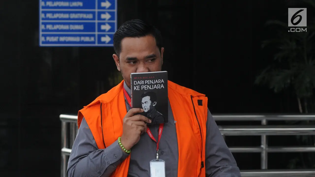 Diperiksa KPK, Anggota DPRD Kota Malang Tutupi Wajah Pakai Buku Tan Malaka