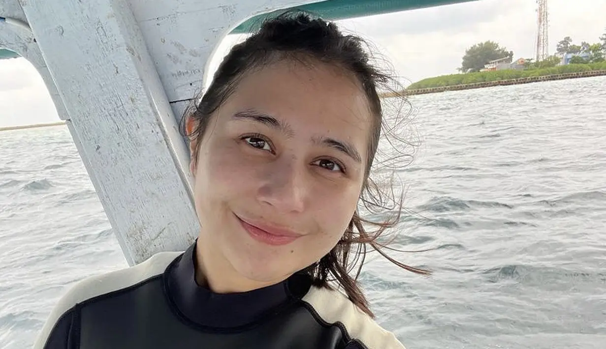 <p>Prilly Latuconsina tampil percaya diri mengunggah foto selfienya tanpa makeup saat berada di laut untuk diving. (@prillylatuconsina96)</p>