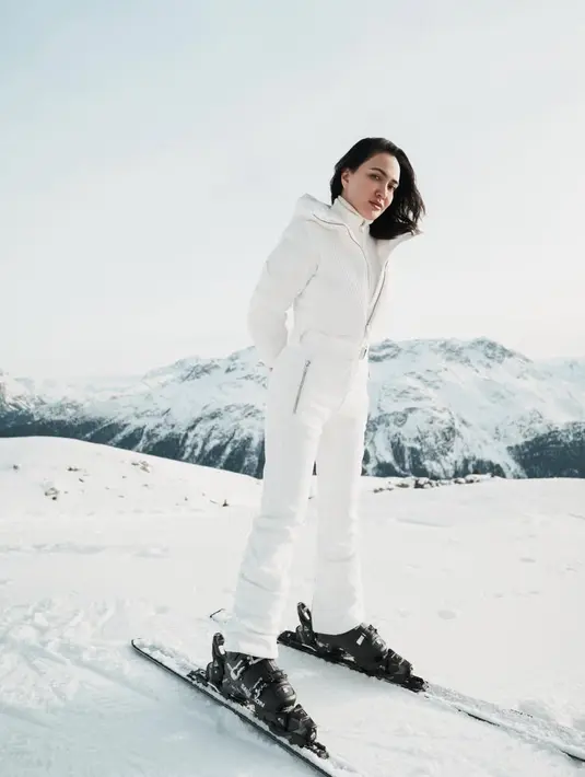 Shandy Aulia tampil dengan pakaian hangat serba putih yang mirip dengan salju saat bermain ski di Swiss. Ibu satu anak ini mengenakan inner turtleneck dipadukan jaket padding dan celana putih. [@shandyaulia]