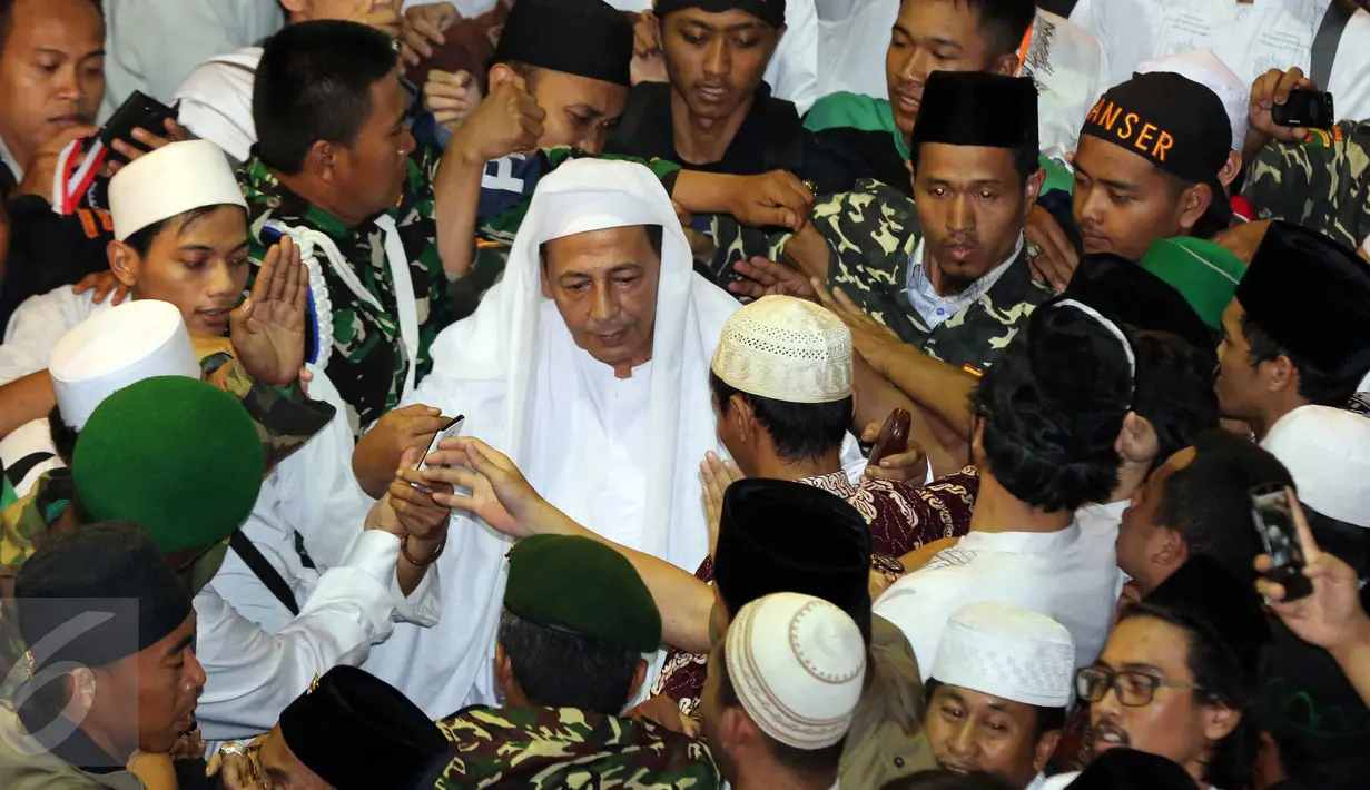 Habib Luthfi bin Yahya usai mengikuti Istighosah Nahdlatul Ulama (NU) di Masjid Istiqlal, Jakarta, Minggu (14/6). Istighosah tersebut menyambut bulan Ramadan 1436 H sekaligus pembukaan Munas Alim Ulama. (Liputan6.com/Helmi Afandi)