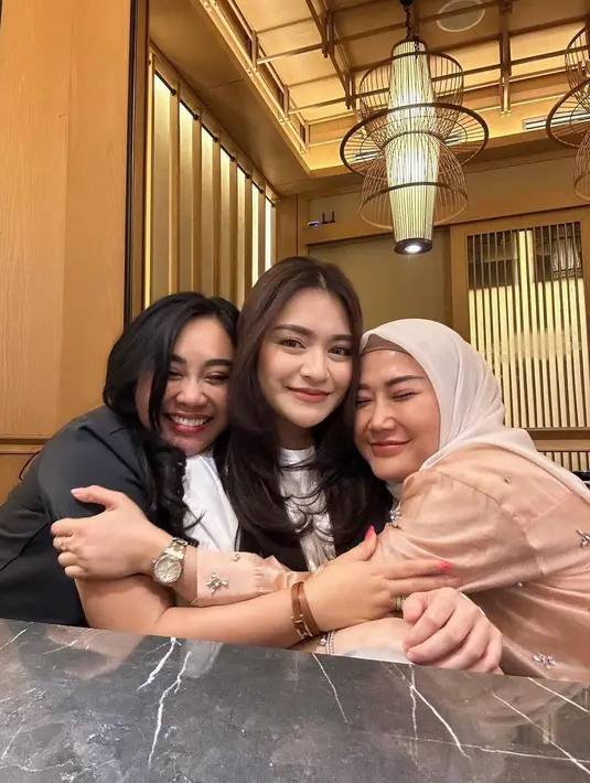 Support untuk Nathalie Holscher juga mengalir dari para sahabatnya. Dipeluk kedua sahabatnya, Nathalie tampil cantik dengan makeup natural. Foto: Instagram.