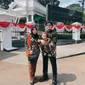 Aurel Hermansyah hadir bersama sang suami dan putri kecilnya. Ia tampil menawan mengenakan kebaya kutubaru warna hitam dengan motif floral dari @wirantikurniabride. Penampilannya dipermanis dengan selendang warna oranye dan kain batik warna coklat. [@aurelie.hermansyah].