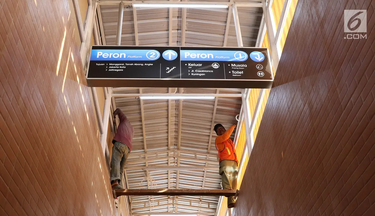 Pekerja menyelesaikan pembangunan underpass di Stasiun Tebet, Jakarta, Selasa (25/7). Underpass tersebut berfungsi sebagai jalur penyeberangan penumpang antar peron. (Liputan6.com/Immanuel Antonius)