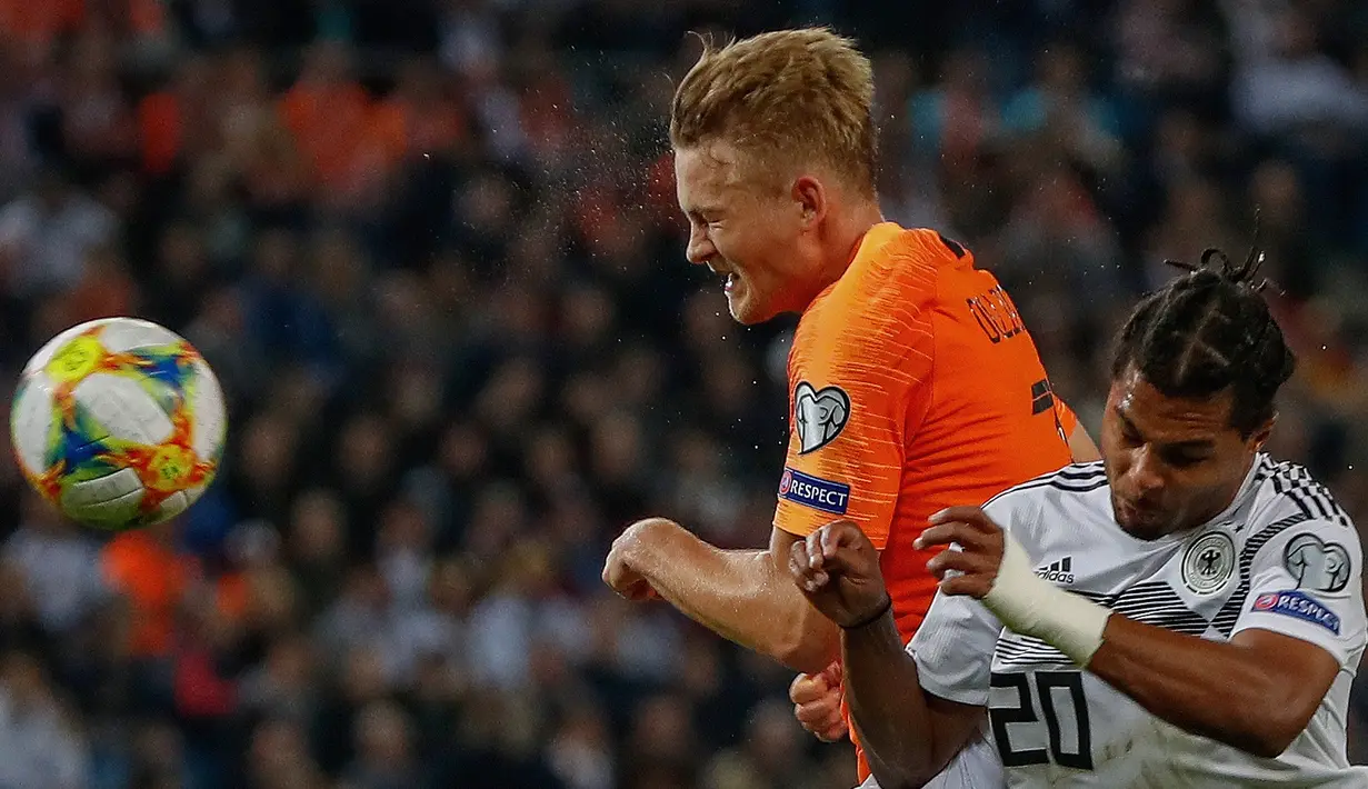 Bek Belanda, Matthijs De Ligt, duel udara dengan gelandang Jerman, Serge Gnabry, pada laga Kualifikasi Piala Dunia 2022 di Hamburg, Jumat (6/9). Jerman kalah 2-4 dari Belanda. (AFP/Odd Andersen)