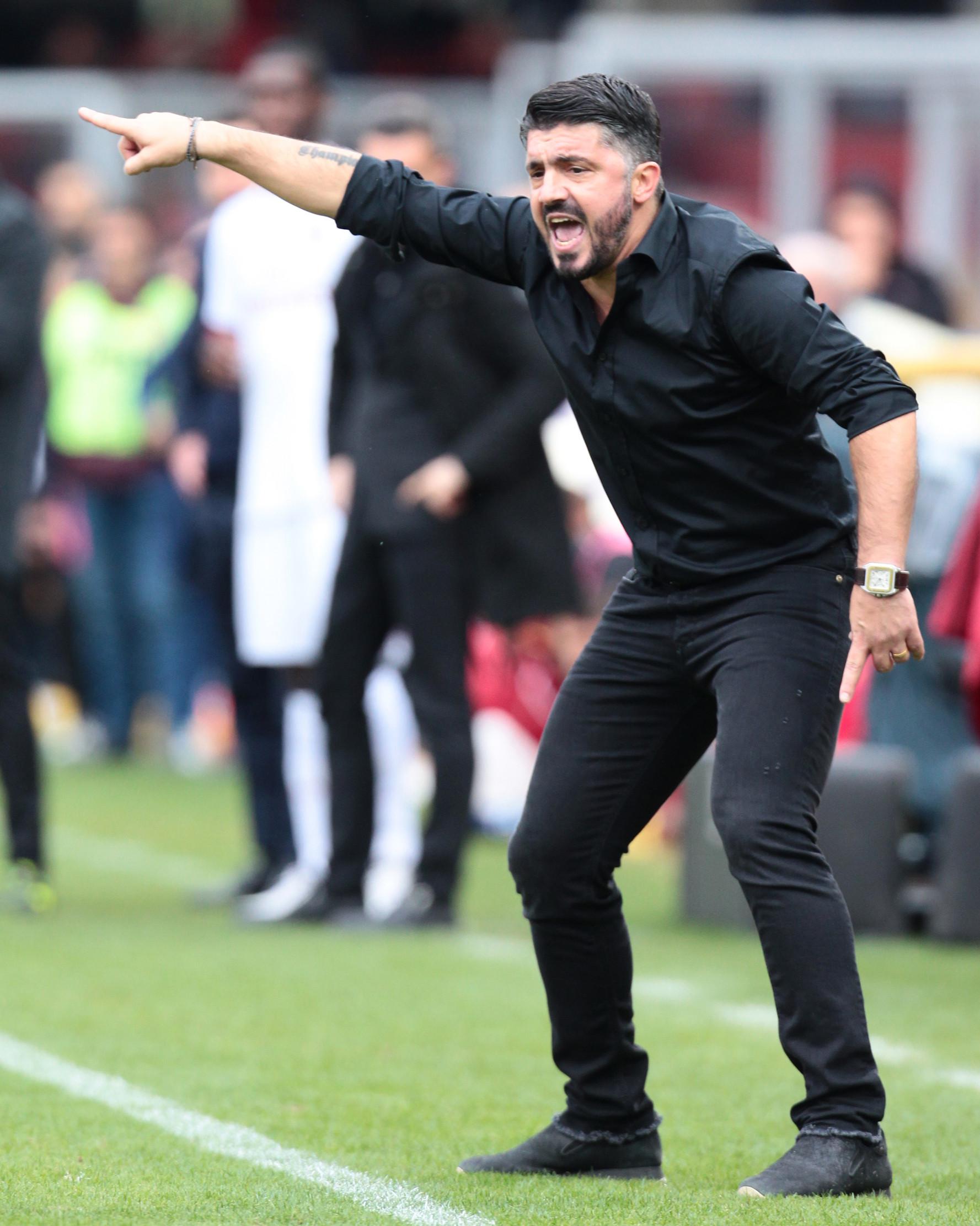Pelatih AC Milan, Gennaro Gattuso saat mengintruksikan para pemainnya saat bertanding melawan Benevento pada lanjutan Liga Serie A Italia di Italia (3/12). AC Milan bermain imbang 2-2 dari tim juru kunci tersebut. (AFP Photo/Carlo Hermann)