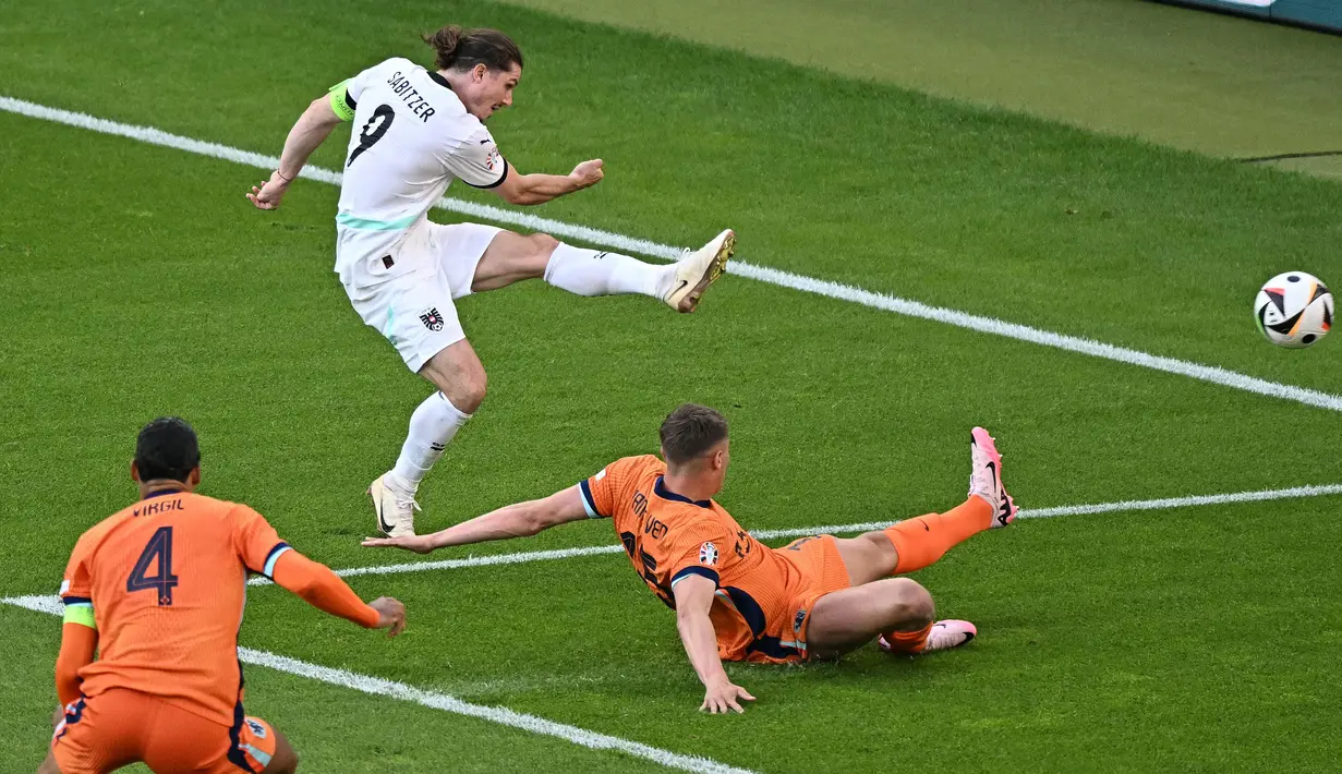 Kapten Austria itu melepaskan tendangan keras dari sudut sempit yang berujung gol penentu kemenangan. (AFP/Gabriel Bouys)