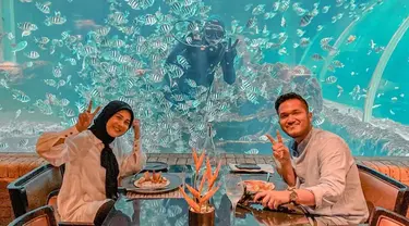 Bukan rahasia lagi kalau pasangan Kesha Ratuiu dan Adhi Permana sering mengunggah momen mesra mereka di Instagram. Seperti saat kencan berdua di restoran yang instagramable dengan pemandang ikan-ikan layaknya di laut. (Liputan6.com/IG/@kesharatuliu05)