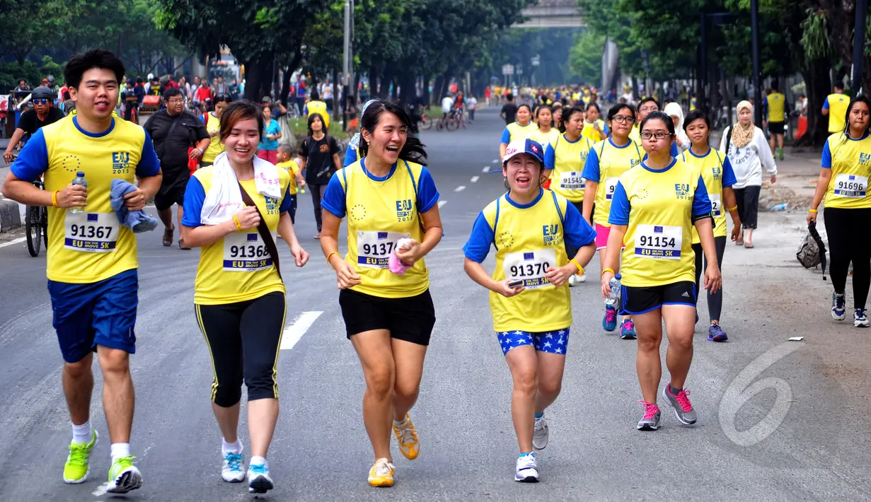 Ribuan peserta mengikuti lomba lari bertajuk 'EU On The Move 5K' di Sudirman, Jakarta, Minggu (3/5/2015). Acara lari tersebut memulai garis start di Sampoerna Strategic Square dan finish di Menara Intiland. (Liputan6.com/Yoppy Renato)