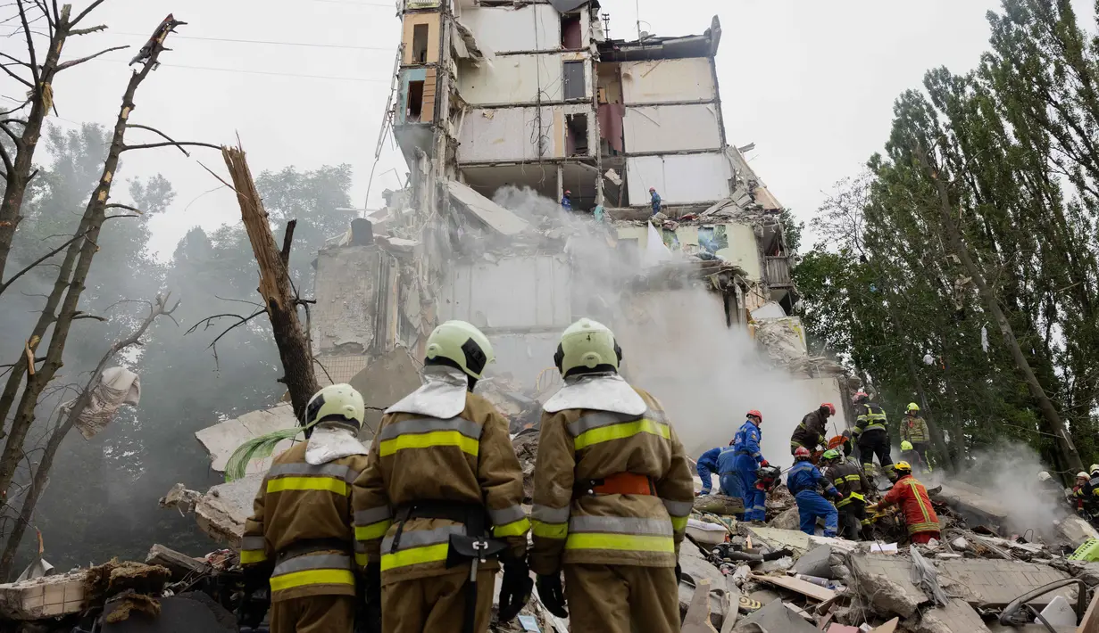 Enam orang tewas, termasuk seorang anak berusia enam tahun dan puluhan lainnya dikabarkan terluka akibat serangan itu. (Tetiana DZHAFAROVA/AFP)