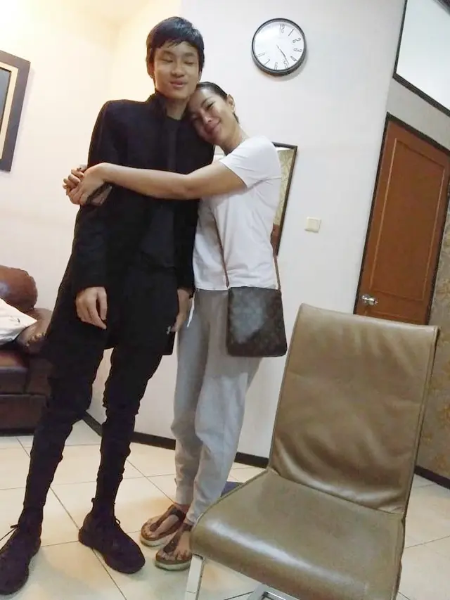 7 Potret Kebersamaan Kalina dan Azka Corbuzier, Bak Kakak Adik
