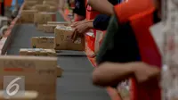 Proses pengepakan di gudang milik Lazada Online Shop, Jakarta, Jumat (9/12). Indonesia menempati urutan pertama, negara dengan pertumbuhan pasar internet terbesar di dunia. (Liputan6.com/Johan Tallo)