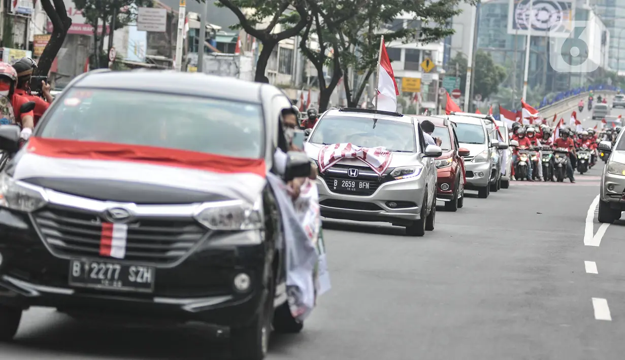 Kendaraan dipasangi atribut Merah Putih saat melakukan pawai Hari Kemerdekaan ke-77 Republik Indonesia (RI) di Jakarta, Rabu (17/8/2022). Pawai tersebut digelar dalam rangka merayakan Hari Kemerdekaan setelah perayaan sempat ditiadakan selama dua tahun akibat pandemi Covid-19. (merdeka.com/Iqbal S Nugroho)