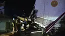 Tim penyelamat mencari korban pada sebuah bangunan yang runtuh usai diguncang gempa, Kota Mamuju, Sulawesi Barat, Indonesia, Jumat (15/1/2021). Gempa dirasakan sejumlah daerah seperti Polman, Mamuju, Mamuju Tengah, Pasangkayu, dan daerah di Sulawesi Selatan. (Firdaus/AFP)