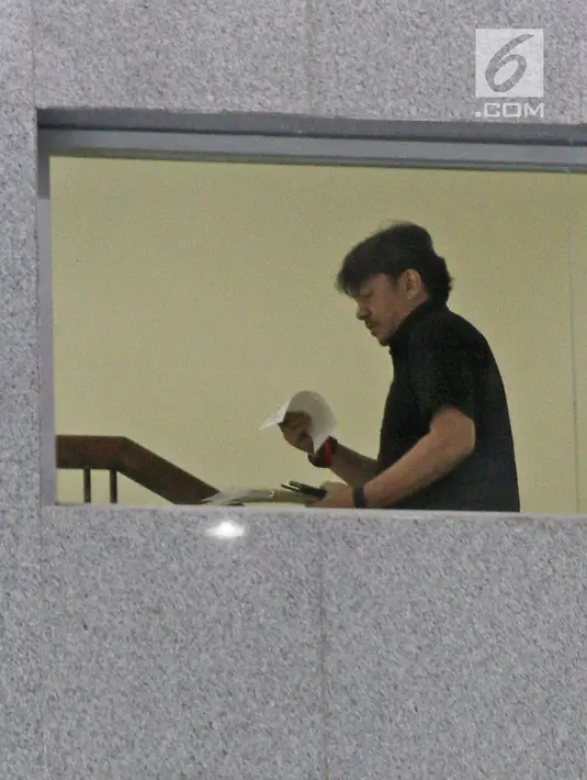 Mantan Vice President Management PT Garuda Indonesia, Albert Burhan menuju ruang penyidik gedung KPK untuk menjalani pemeriksaan di Gedung KPK, Jakarta, Kamis (15/3). (Liputan6.com/Herman Zakharia)