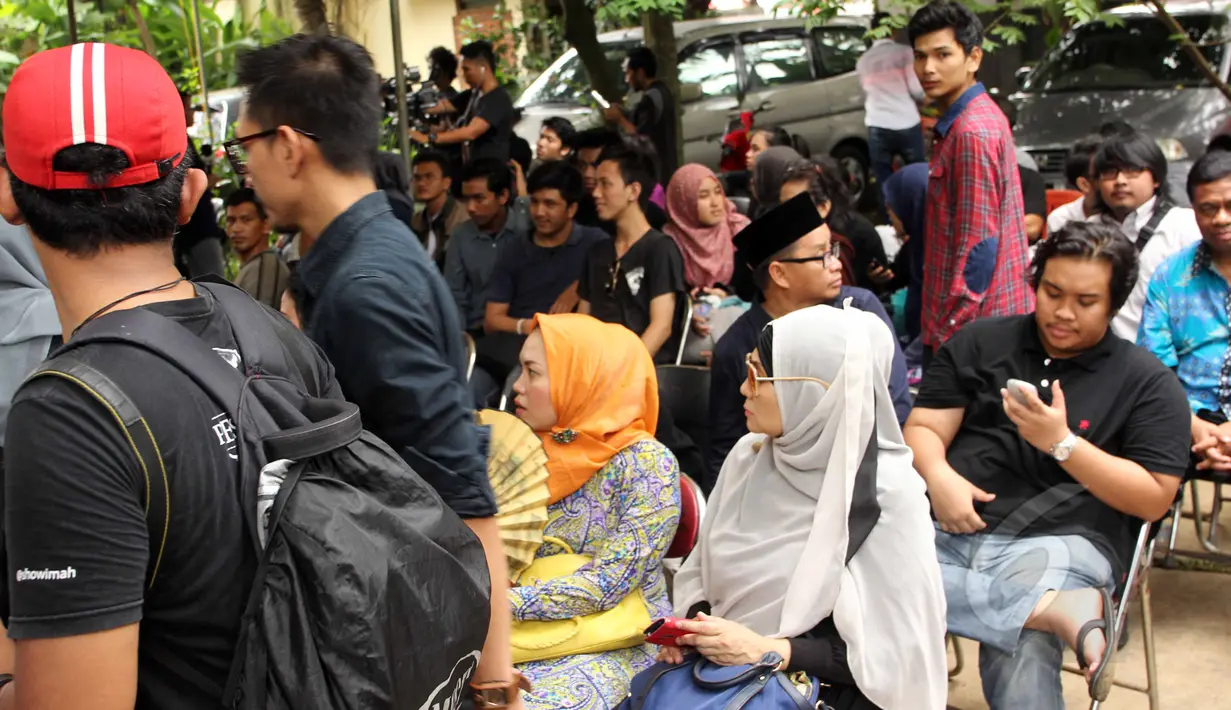 Sejumlah keluarga dan kerabat mendatangi rumah duka almarhum Didi Widiatmoko atau lebih akrab disapa Didi Petet di kawasan Ciputat, Tangsel, Jumat (15/5/2015). Didi Petet meninggal di usia 58 Tahun. (Liputan6.com/Helmi Afandi)