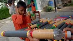 Korban akibat bermain Petasan sudah mulai berjatuhan, di Padang Sumatera Barat bocah laki-laki dan seorang wanita dewasa nyaris buta terkena lemparan Petasan.
