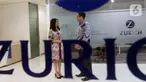 Direktur Utama Zurich Asuransi Indonesia Hassan Karim (kiri) berbincang dengan Chief Technical Officer Rismauli Silaban di sela-sela peluncuran penggantian nama PT Asuransi Adira Dinamika Tbk (Adira Insurance) menjadi Zurich Asuransi Indonesia di Jakarta, Kamis (4/11/2021). (Liputan6.com/HO/Ading)