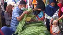 Kepadatan pengunjung untuk membeli kebutuhan makanan untuk persiapan Lebaran di pasar Kebayoran Lama, Jakarta, Selasa (11/5/2021). Warga memadati pasar tradisional demi memenuhi kebutuhan jelang Idul Fitri 1442 H. (Liputan6.com/Angga Yuniar)