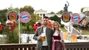 Kiper Bayern Munchen, Sven Ulreich dan pacarnya Lisa berpose berpose saat menghadiri festival bir Oktoberfest 2019 di Munich, Jerman selatan (6/10/2019). (AFP Photo/Martin Hangen