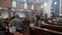 Kapolres Garut AKBP Budi Satria Wiguna memimpin pemeriksaan dan sterilisasi gereja di Garut (Liputan6.com/Jayadi Supriadin)