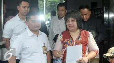 Kuasa hukum Falcon Pictures, Lydia Wongsonegoro memberikan keterangan pers di Polda Metro Jaya, Selasa (27/9). Polda Metro berhasil menangkap pembajak film Warkop DKI Reborn. (Liputan6.com/Yoppy Renato)