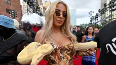 Tana Mongeau berpose saat menghadiri MTV VMA's 2019 di New Jersey, AS (26/8/2019). Bintang YouTuber Tana Mongeau menjadi pusat perhatian karena sensasinya membawa seekor ular di acara tersebut. (Dia Dipasupil/Getty Images for MTV/AFP)