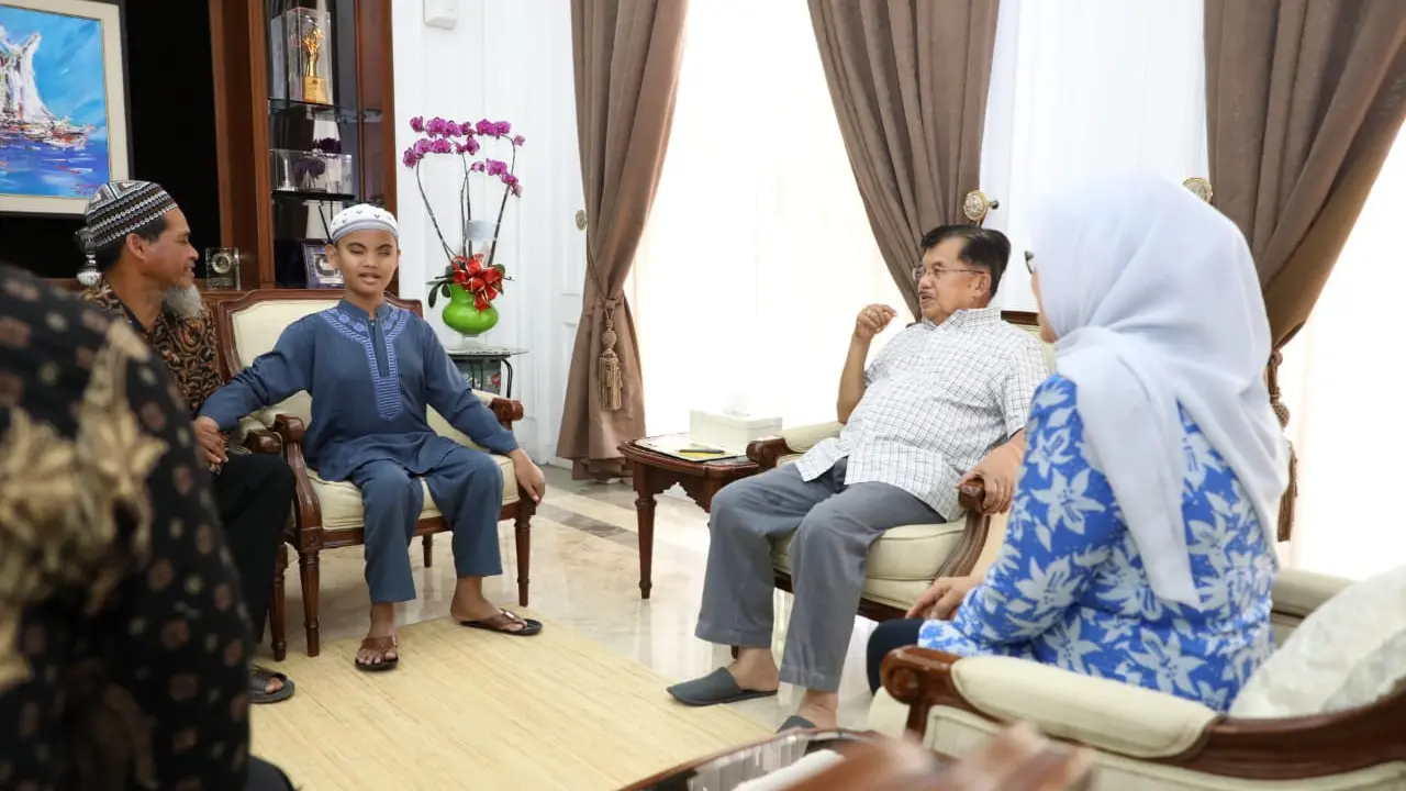 Wakil Presiden Jusuf Kalla atau JK bertemu Fahrul Amin di rumah dinas Wapres. (Merdeka.com)