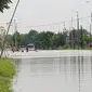 Jalan Porong Sidoarjo terendam banjir akibat hujan deras. (Dian Kurniawan/Liputan6.com)