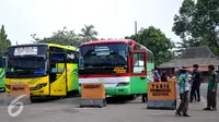 Sejumlah penumpang saat ingin menaiki bus di Terminal Kampung Rambutan, Jakarta Timur, Selasa (30/6/2015). Jelang memasuki arus mudik Lebaran 2015 terminal Kampung Rambutan masih terlihat sepi dan lenggang. (Liputan6.com/Yoppy Renato)